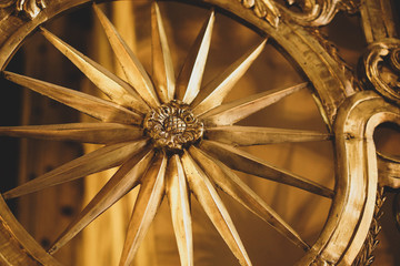 Goldenes Sonnensymbol