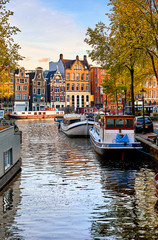 Amsterdam Pays-Bas maisons dansantes sur la rivière Amstel monument dans le vieux paysage de printemps de la ville européenne.