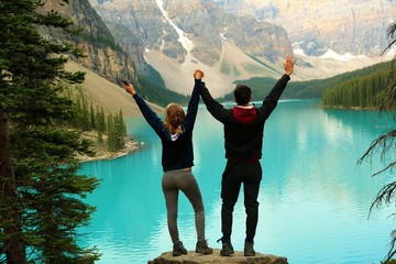 Couple heureux au bord d'un lac