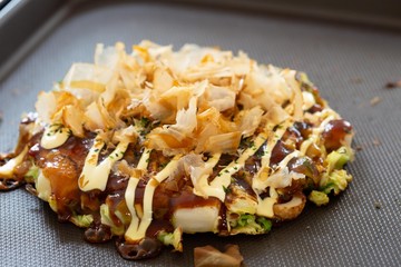 日本の伝統的な家庭料理であるお好み焼き