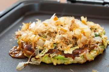 日本の伝統的な家庭料理であるお好み焼き