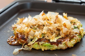 日本の伝統的な家庭料理であるお好み焼き