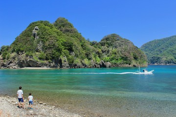 田子瀬浜で遊ぶ親子