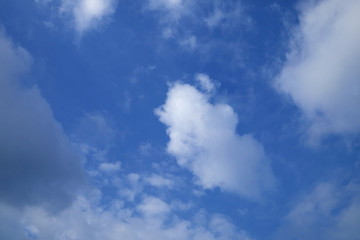 Obraz premium background white fluffy clouds high in the sky