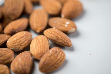 Braune Mandeln in Glas Schale auf Marmor Hintergrund