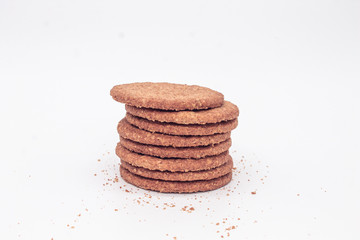 Galletas de avena veganas sobre fondo blanco