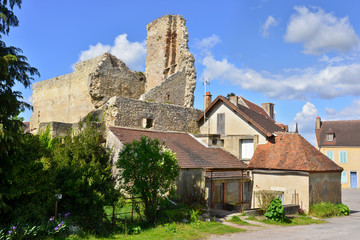 Fototapeta na wymiar Fusion ruines et maisons à Verneuil-en-Bourbonnais (03500), département de l'Allier en région Auvergne-Rhône-Alpes, France