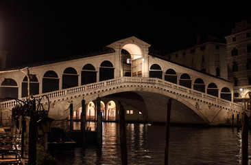Fototapeta na wymiar Rialto Bridge by night in Venice, Italy