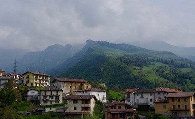 Fototapeta na wymiar Panorama sulle montagne bergamasche Alpi Orobie Italia