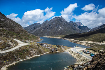 Obraz premium sela lake located at the altitude of 13900 feet above sea leve.