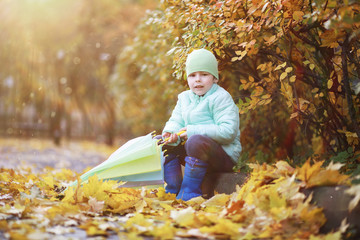 Children walk in the autumn park