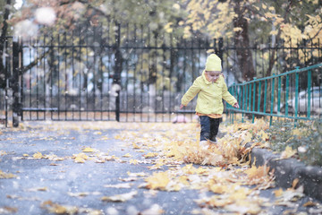 Fototapeta premium Kids walk in the park first snow