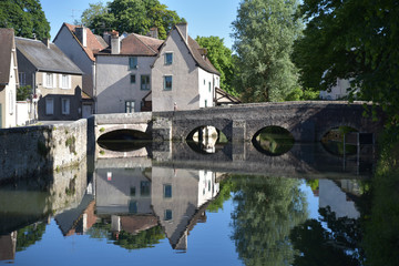 Canal dans le vieux Chartres, France