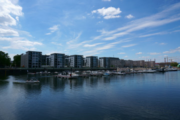 Fototapeta na wymiar Ein Yachthafen und Binnenhafen am Zollhafen in Mainz mit neu gebauten Appartementgebäuden..