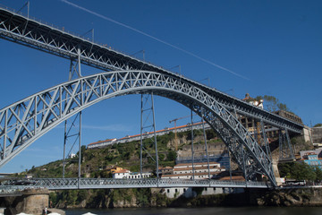 Fototapeta na wymiar Pont métallique de Dom-Luís dans la ville de Porto au Portugal dont l'architecte était un disciple de Gustave Eiffel