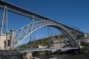 Pont métallique de Dom-Luís dans la ville de Porto au Portugal dont l'architecte était un disciple de Gustave Eiffel