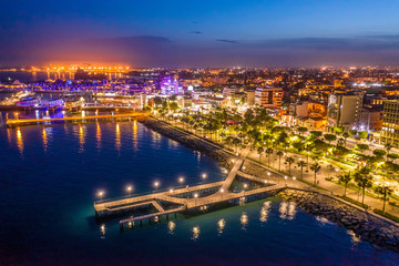 Limassol. Nachtpanorama der Republik Zypern. Nacht-Molos-Damm. Limassols Promenade ragt aus der Höhe ins Meer. Die Mittelmeerküste. Die Strände von Zypern. Reisen nach Zypern.