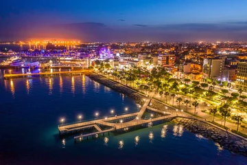 Fotobehang Limasol. Republiek Cyprus nacht panorama. Nacht Molos dijk. De promenade van Limassol die van hoogte in de zee uitsteekt. De mediterrane kust. De stranden van Cyprus. Op reis naar Cyprus. © Grispb