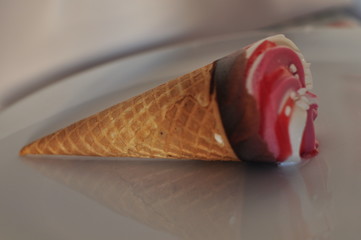 cornet de glace blanche rose rouge