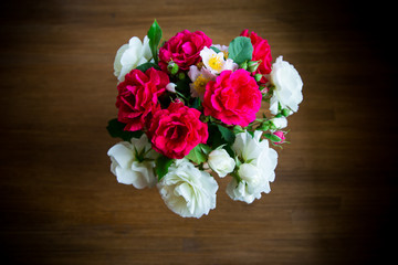 Obraz premium bouquet of beautiful red and white roses on a wooden