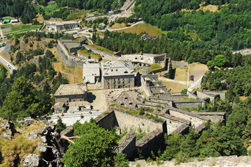Fototapeta na wymiar Paesaggio con il forte di Fenestrelle.