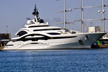 yate atracado en puerto de Tarragona