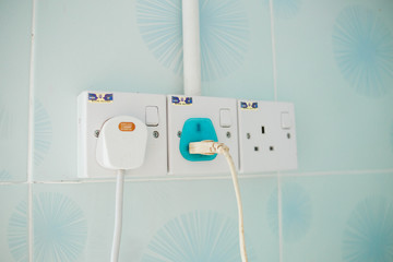 Plug the power plug with connected plugs