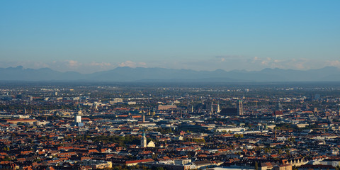 Panorama München mit Alpen