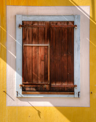 Fenêtre ancienne à Briançon, France