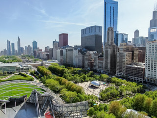 Fototapeta premium Beautiful aerial view of the Chicago Parks and landmarks