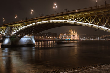 Fototapeta na wymiar Voyage Budapest nuit
