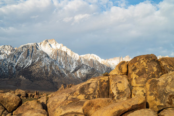Obraz premium desert rock formations snowy Sierra Nevada mountain range