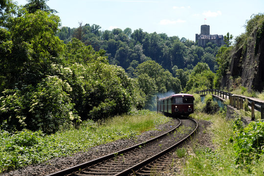 Nostalgiefahrt mit dem historischen Schienenbus auf der Lahntalstrecke bei Lahnstein mit Burg Lahneck - Stockfoto