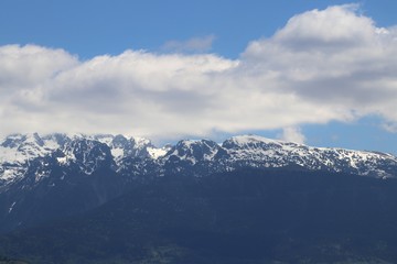 Fototapeta na wymiar Le massif de Belledonne dans les Alpes Françaises vu depuis le Fort de la ville de Grenoble