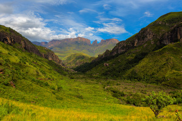 Fototapeta na wymiar Green valley and mountain peaks at Injisuthi