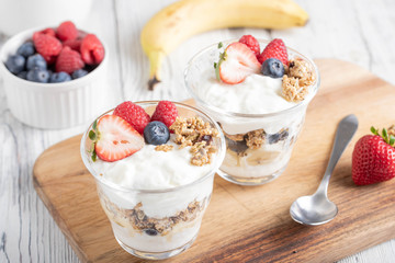 granola parflait with yogurt and berries
