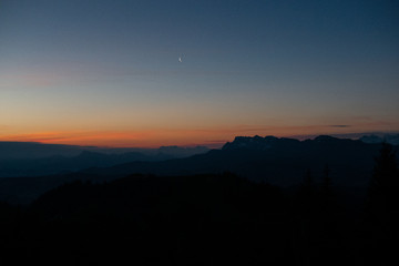 Mond bei Sonnenaufgang mit Bergpanorama