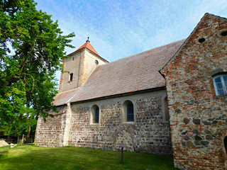 Fototapeta premium Evangelische Dorfkirche aus dem 13. Jahrhundert