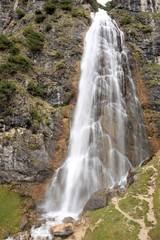 Fototapeta na wymiar hoher Wasserfall in der Natur
