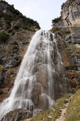 Fototapeta na wymiar Wasserfall strömt ins Tal
