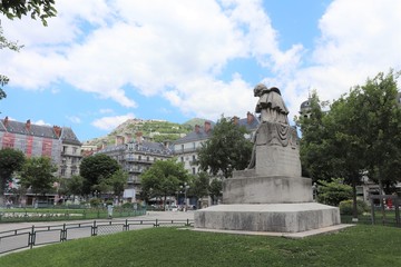 Obraz premium La Place Victor Hugo et la statue du musicien Hector Berlioz dans la ville de Grenoble, département de l'Isère