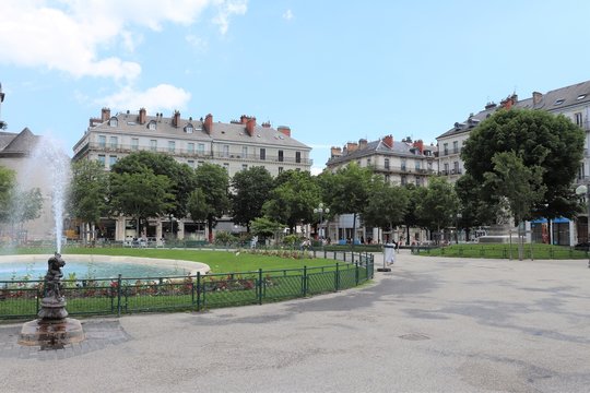 La Place Victor Hugo, sa fontaine et sa verdure dans la ville de Grenoble, département de l'Isère, France