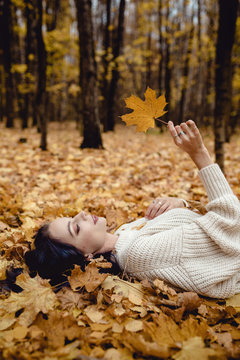 Fashion woman walking in the autumn park