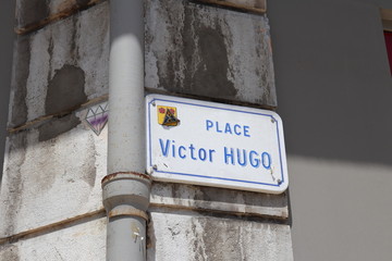 La Place Victor Hugo, sa fontaine et sa verdure dans la ville de Grenoble, département de l'Isère, France