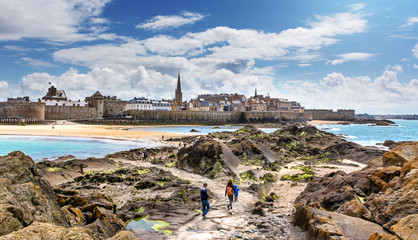 Saint-Malo Panorama, Bretagne, Les remparts vu du fort national - obrazy, fototapety, plakaty