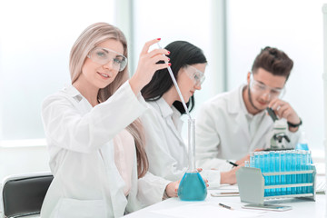 Obraz premium close up.a team of scientists conduct fluid research