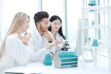 Obraz premium close up.a team of scientists use a computer to check the data