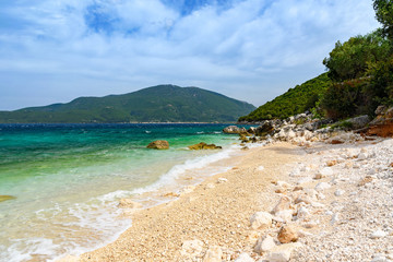 plaża, fale i skały. Kefalonia, Grecja
