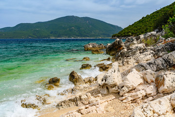 fale na skalistym brzegu morza. Kefalonia, Grecja © TOP67