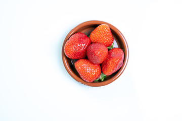 Frische Erdbeeren in Schale auf weißem Hintergrund